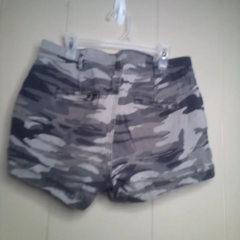 Express Shorts 2 Mid Rise Camo Green Black